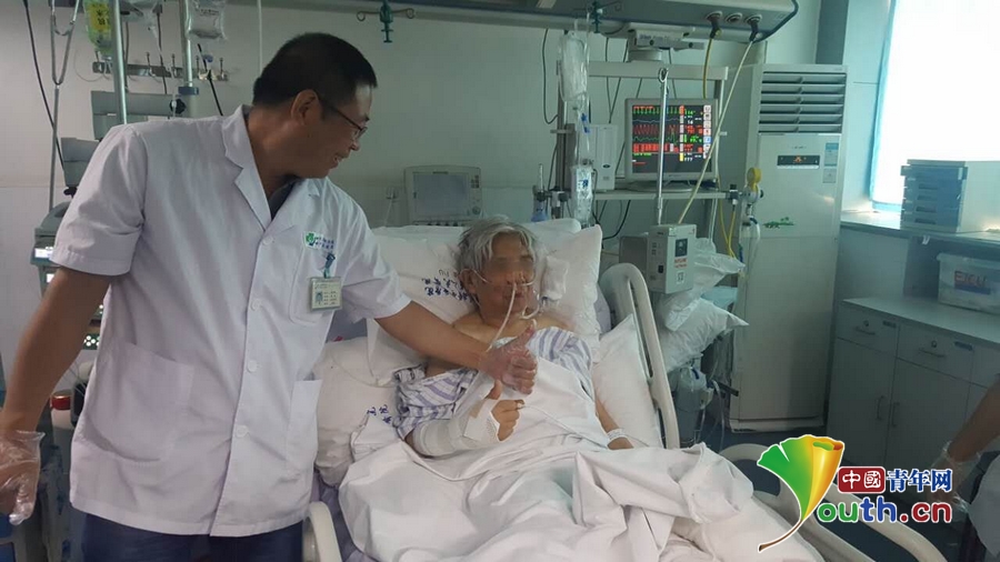 九寨沟县地震75岁受伤老奶奶术后恢复良好 能坐了