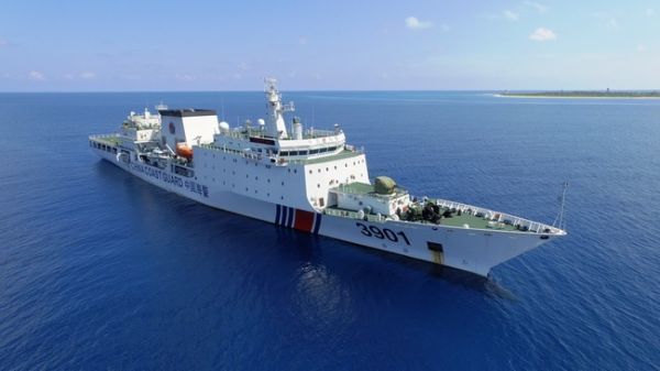 中国海警船时隔16日再巡钓鱼岛 遭日方监视警告