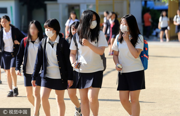 韩国女高中生制服过于贴身，腰围比8岁童装还小