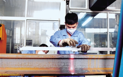 探秘郑州高铁钢轨超级加工厂 每条钢轨都有