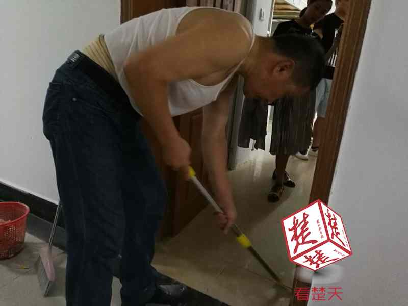 武汉一高校书记校长带头 全体老师为新生打扫寝室