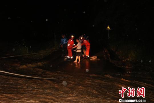 云南元江9人被困山体滑坡和洪水间 已成功救出