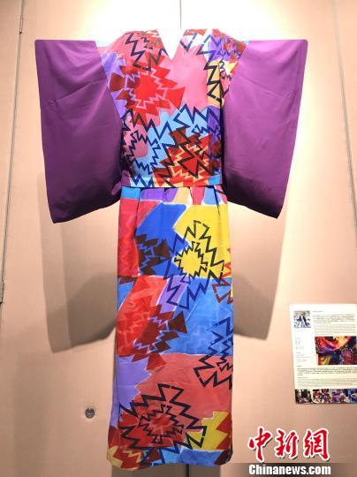 图为“丝绸与传统：中东欧与中国当代丝绸艺术展”展出作品胡哲斐摄