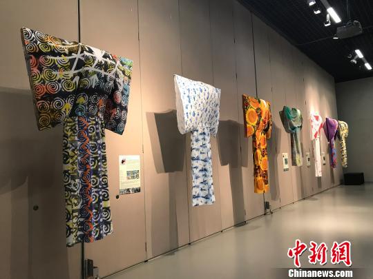 中东欧艺术家历时两月创作将当地文化绘进中国丝绸