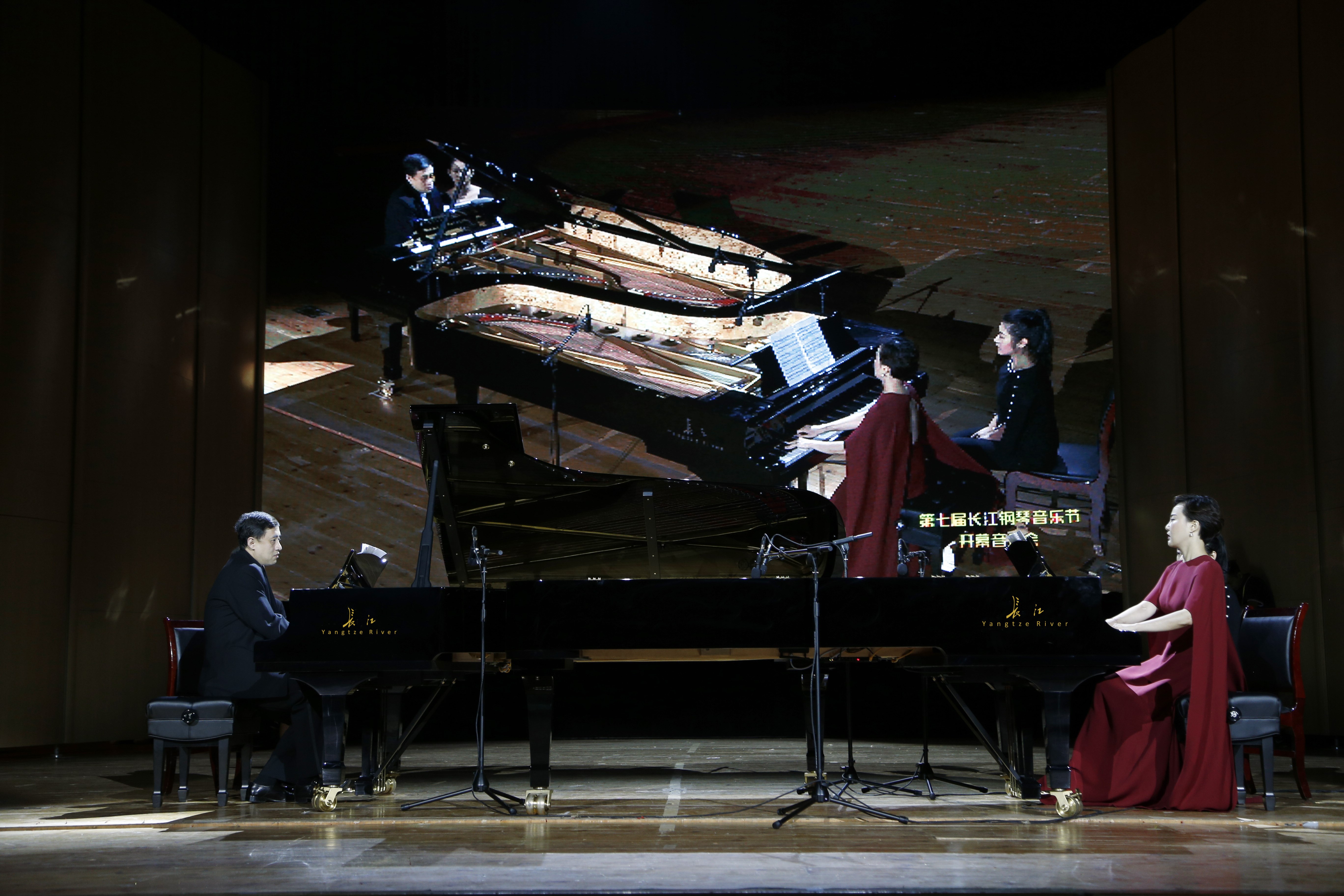 图1-1“华夏琴英”中国音协钢琴学会四周年暨第七届长江钢琴音乐节开幕音乐会着名演奏家韦丹文与杨珊珊双钢琴演奏
