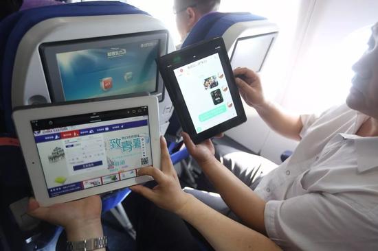 2014年7月，东方航空开启国内首个商用WIFI航班。图/@视觉中国