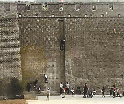 河北正定古城墙成“攀岩墙” 正申报世界文化遗产