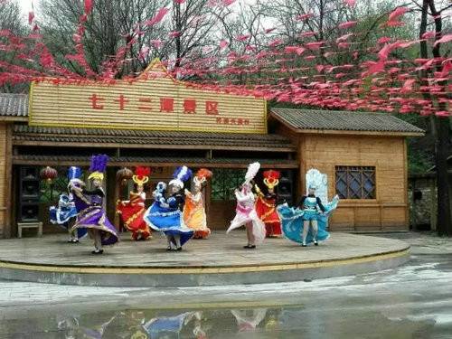 七十二潭景区苗族姑娘文化节上载歌载舞演绎最炫民族风
