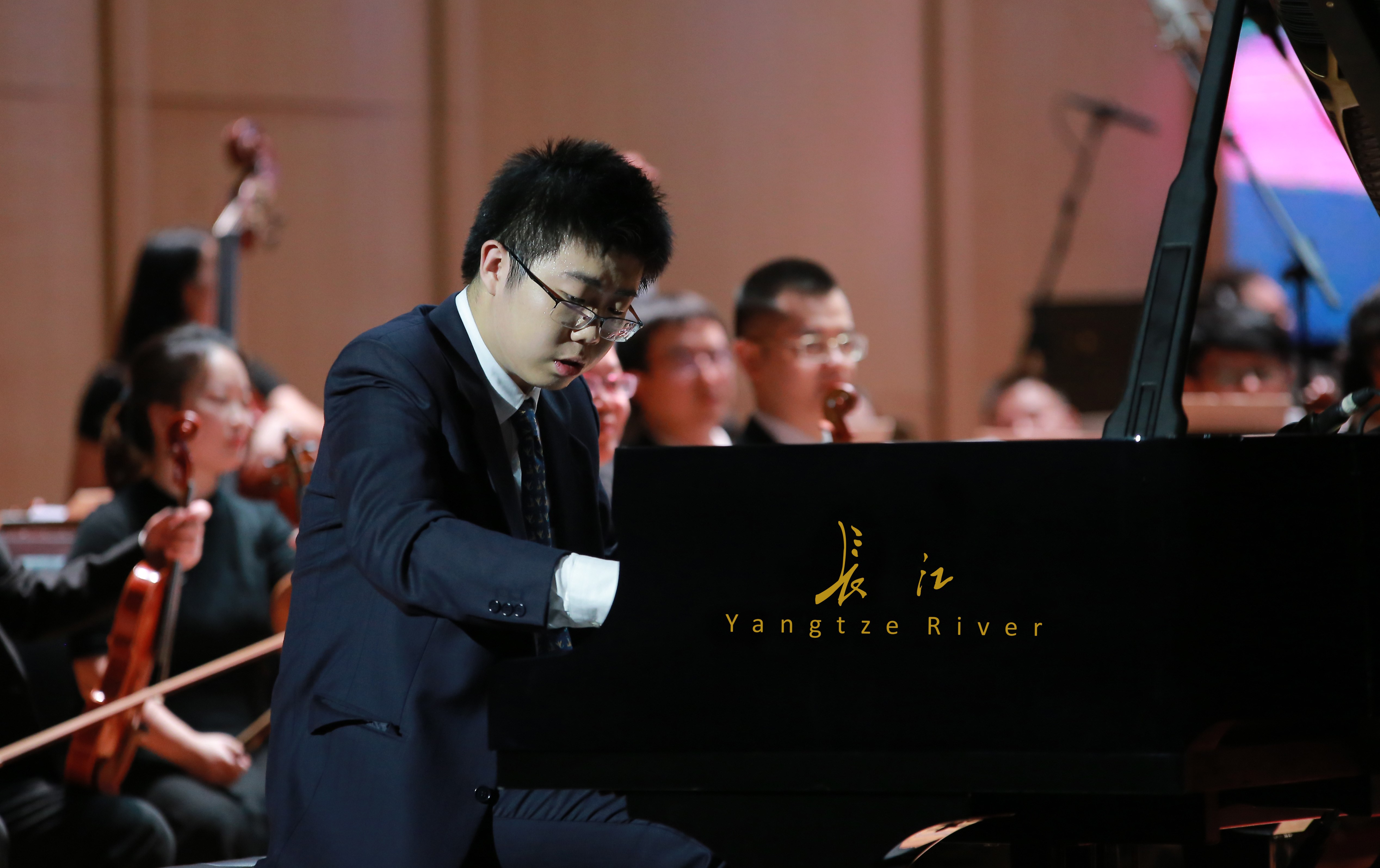 “长江之夜”音乐会第四届深圳国际钢琴协奏曲音乐周冠军白岩峰精彩演奏