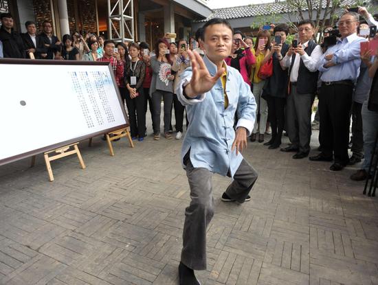 2013年5月，杭州太极禅，马云现场表演太极拳，一众企业家围观。