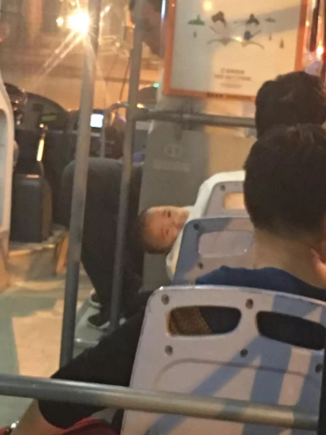 成都女乘客偷拍这个细节后报警,果真抓到人贩