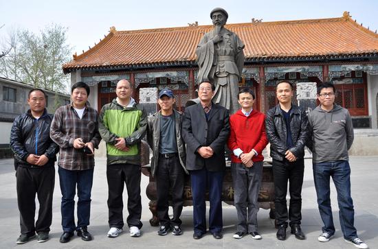 2010年4月，马云（右三）、李连杰（左四）和太极拳大师王西安（右四）在中国太极拳发源地—河南省温县陈家沟太极拳祖祠合影，后面的铜像是太极拳创始人—陈王廷雕塑。