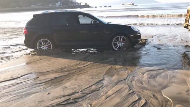 保时捷开上沙滩搁浅,先后出动了拖车、消防车、吊机