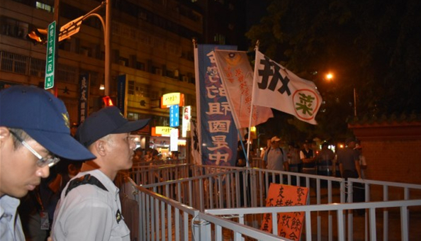 台“拔菜总部”抗议蔡英文 高喊“台湾祖国是中国”