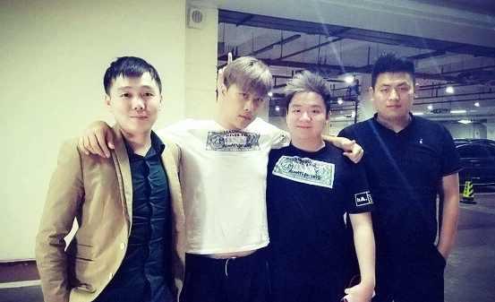 解放大官人忽悠外国队友办卡 网友:继承了55开生意经?