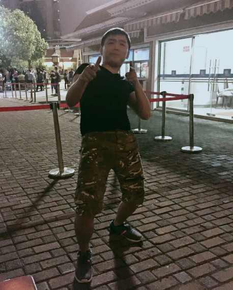 解放大官人忽悠外国队友办卡 网友:继承了55开