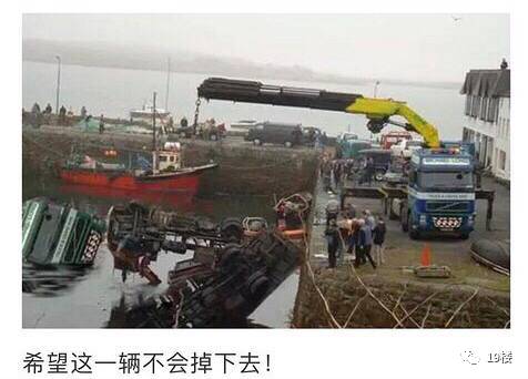 保时捷开上沙滩搁浅,先后出动了拖车、消防车、吊机