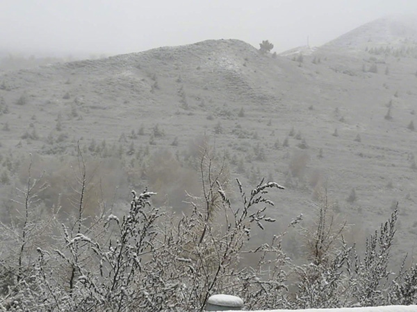 北京市门头沟灵山雪景图,北京市气象局官方微博发布.