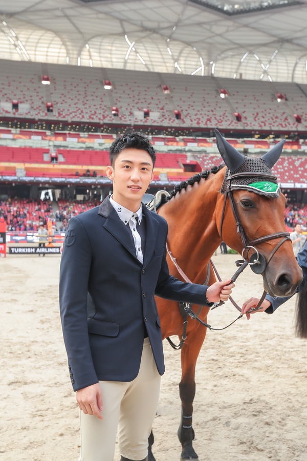 明星嘉宾黄景瑜身着骑士装，在赛场与马匹亲密互动图片来源：浪琴