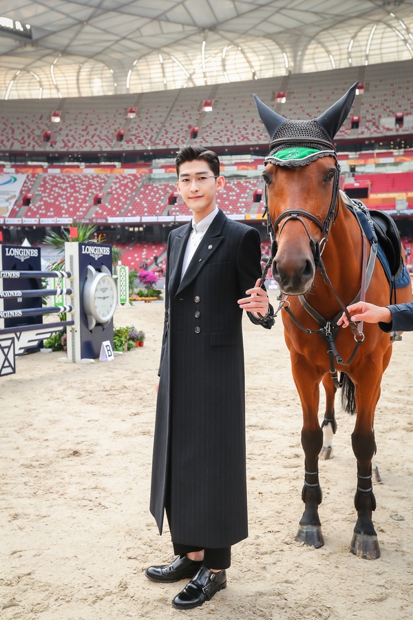 明星嘉宾张翰，在赛场与马匹亲密互动图片来源：浪琴
