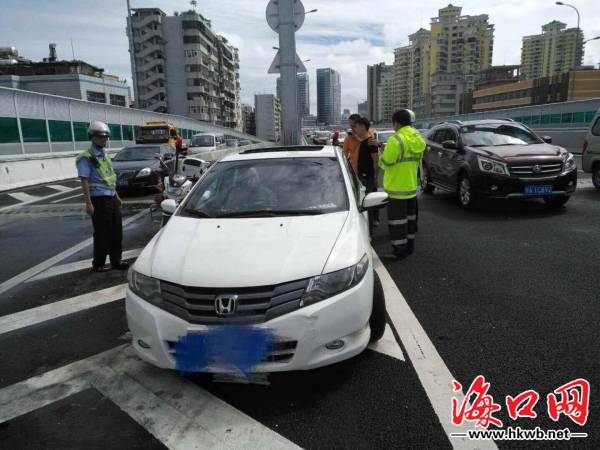 海口一小轿车司机套牌还冲卡 被拘留15日记12