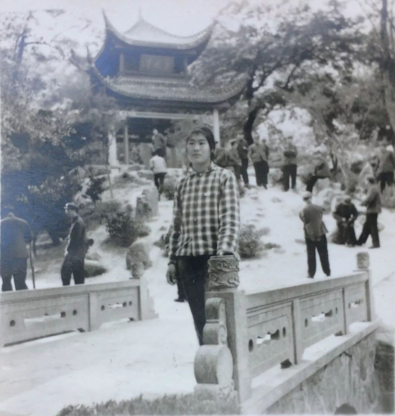 湖南大学学子毕业40年返校 同样地点重拍老照片