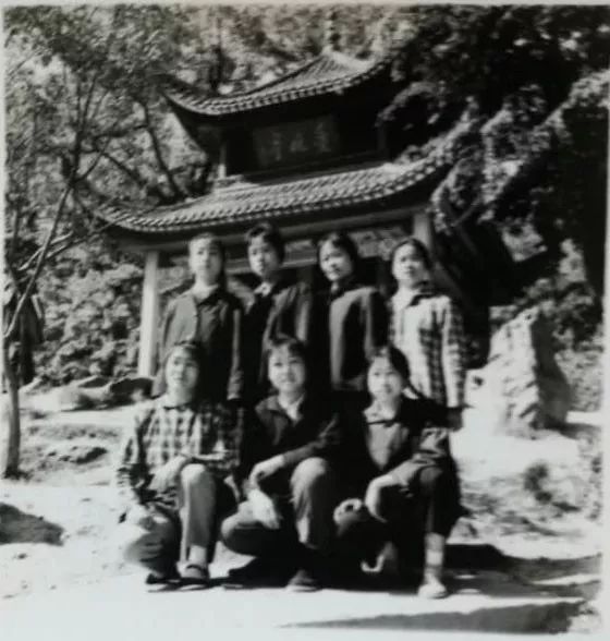湖南大学学子毕业40年返校 同样地点重拍老照片