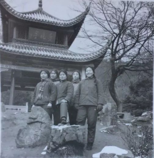 湖南大学学子毕业40年返校 同样地点重拍老照片