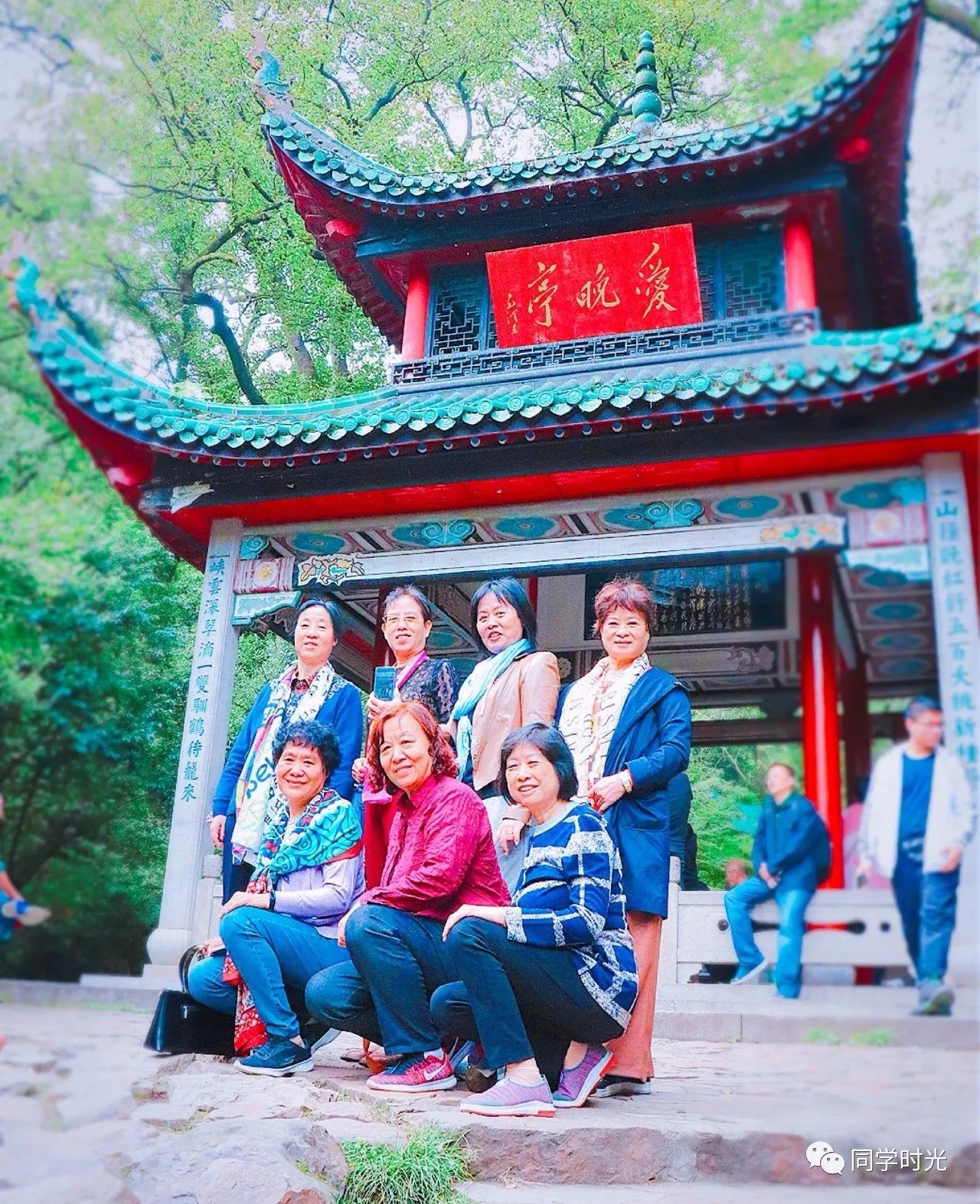 湖南大学学子毕业40年返校 同样地点重拍老照片