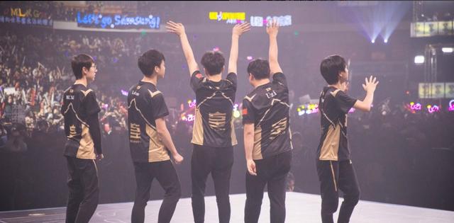 解说娃娃:RNG夺冠我挥国旗 尊重韩援WE夺冠