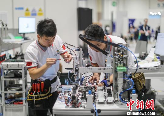 广东省岭南工商第一技师学院选手邓燚祯和叶子进正在参赛通讯员摄