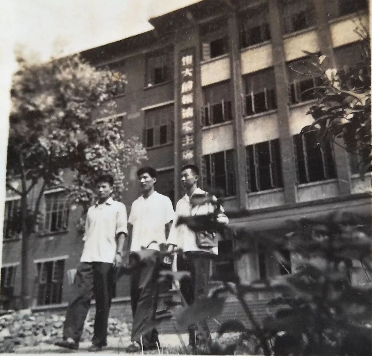 湖南大学学子毕业40年返校 同样地点重拍老照片