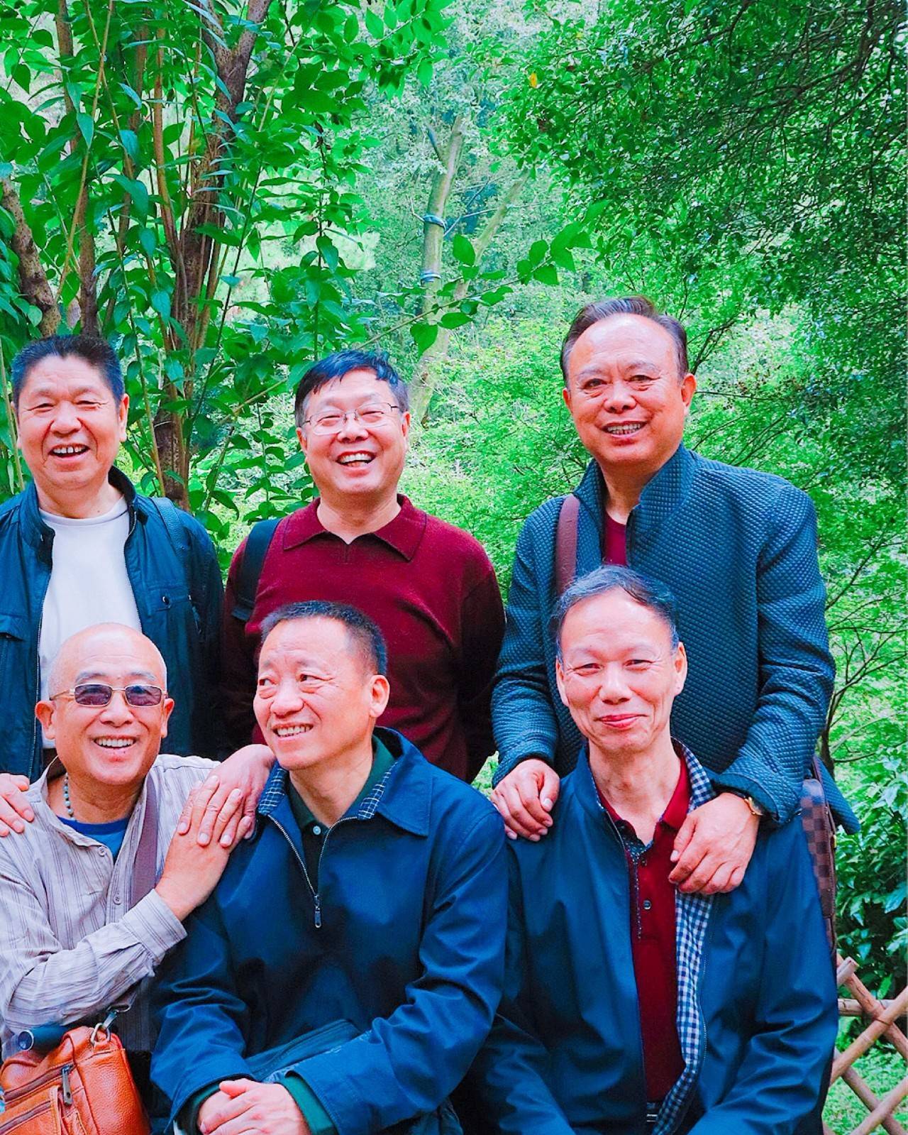湖南大学学子毕业40年返校 同样地点重拍老照片