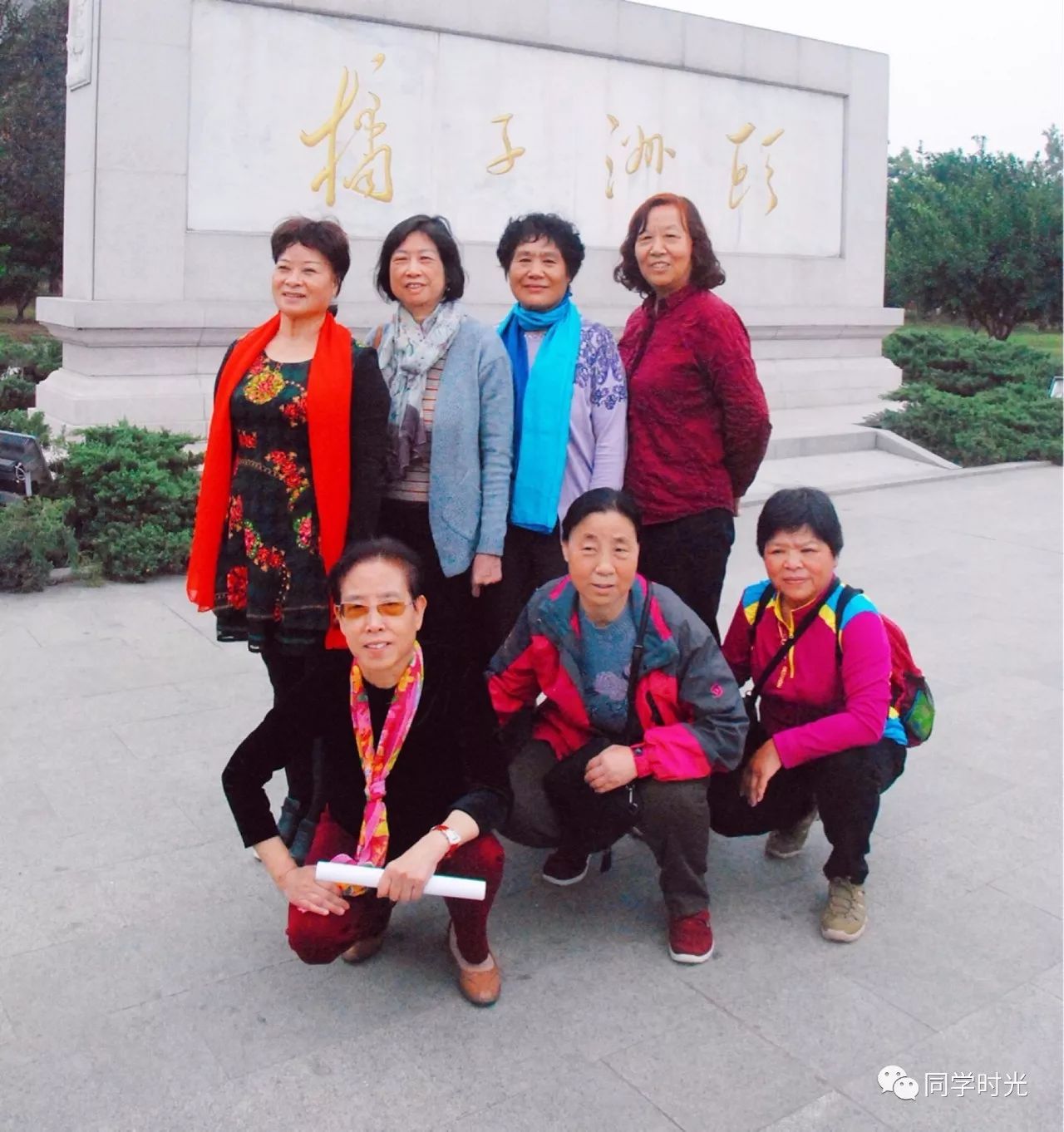 湖南大学学子毕业40年返校 同样地点重拍老照片