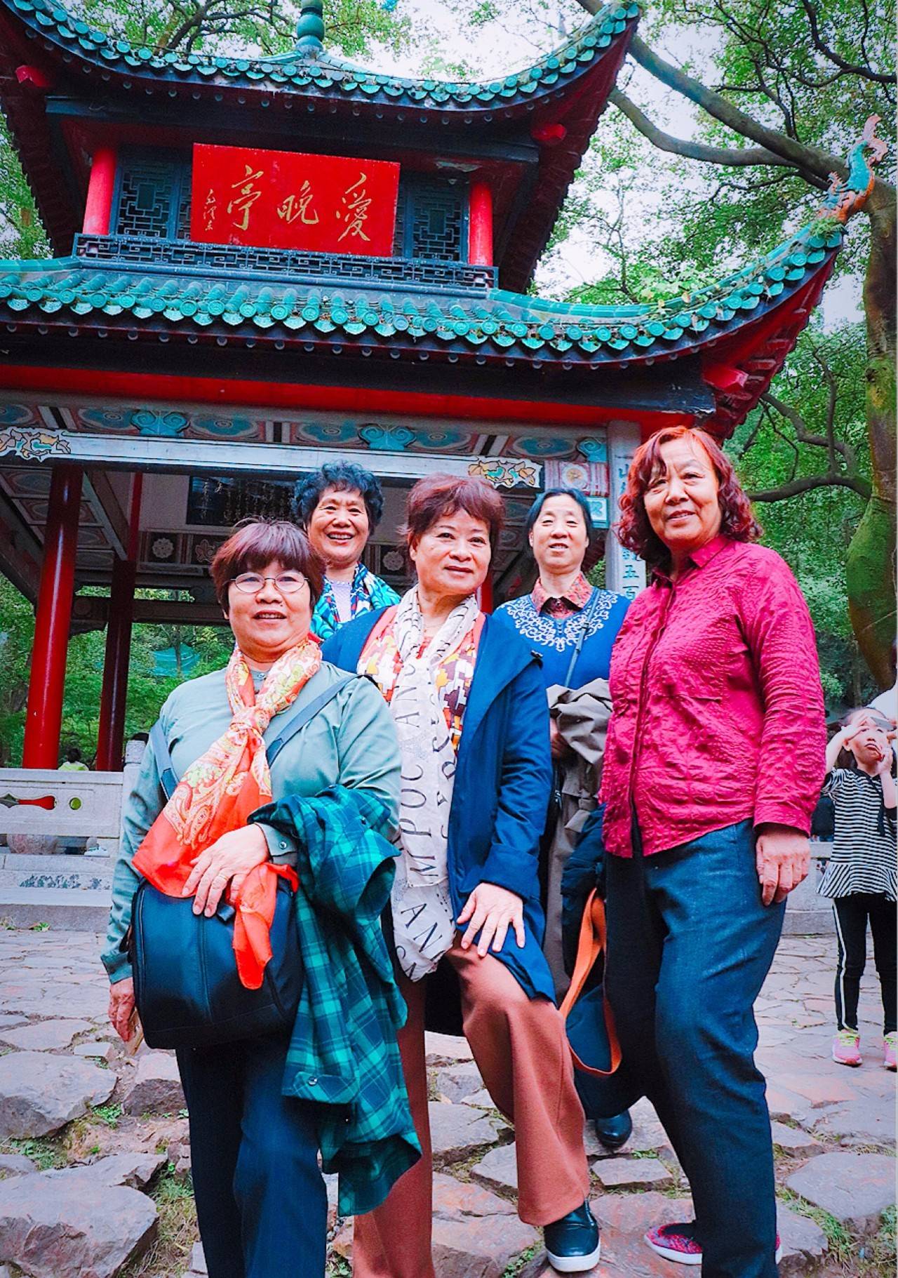 湖南大学学子毕业40年返校 同样地点重拍老照片