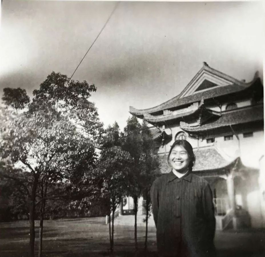 湖南大学学子毕业40年返校 同样地点重拍老照片