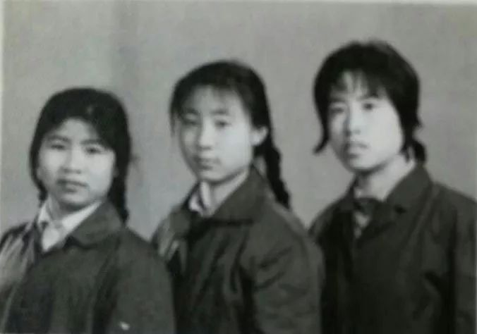 湖南大学学子毕业40年返校 同样地点重拍老照片