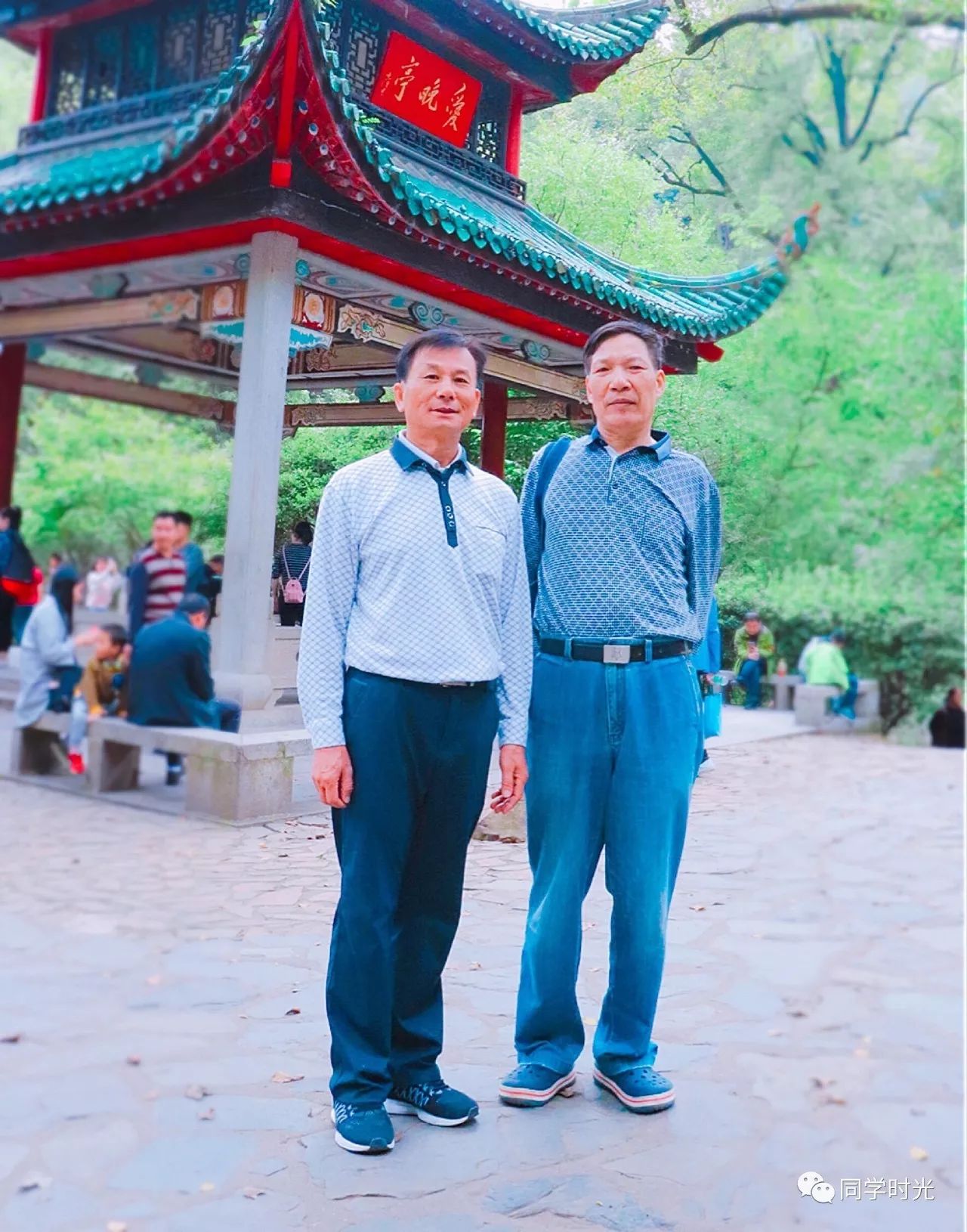 湖南大学学子毕业40年返校 同样地点重拍老照片