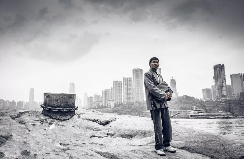 母亲去世两年,他却一无所知 | 有故事的人_凤凰