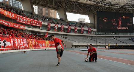 史上首次!花式足球中场秀亮相中国顶级职业足