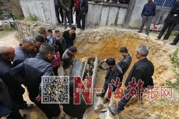 福建村民修路挖出完整古尸 肉身和衣服均未腐烂