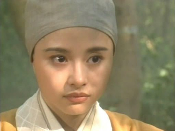 里,年轻的内地著名演员何美钿,也只能饰演该剧的女三号仪琳;而在此后