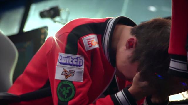 S7决赛幕后:Faker回望奖杯,表情令人心疼_|S7