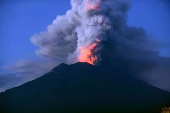 火山喷发！1.7万中国游客被困巴厘岛