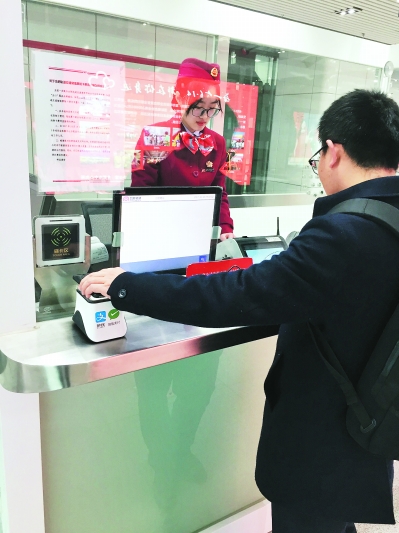 合肥地铁进入“扫码支付”时代 “刷”手机能