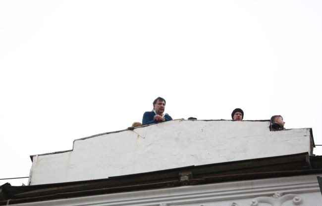 格鲁吉亚前总统在乌克兰被捕 爬8楼威胁跳楼