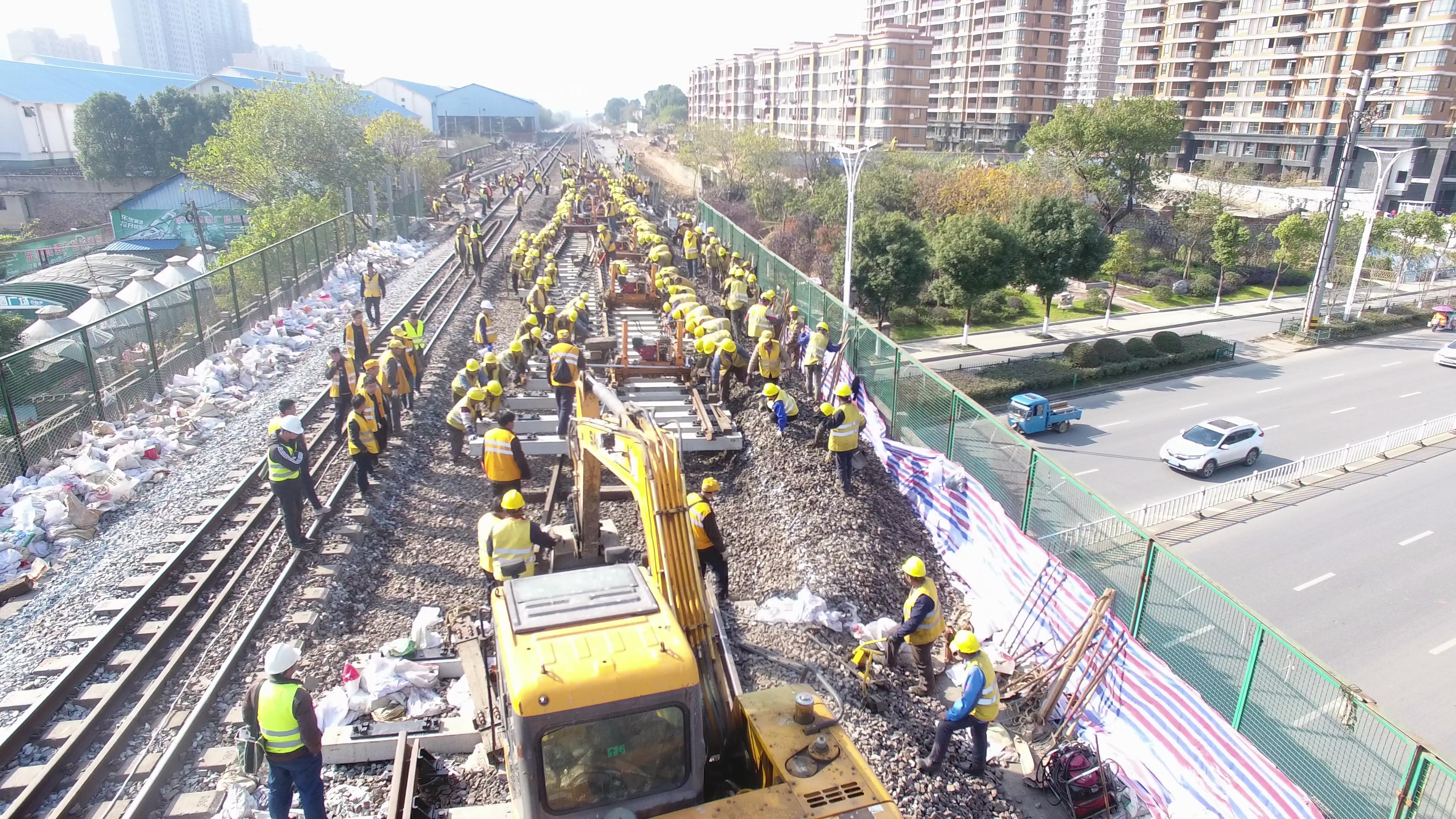 施工200分钟,在此期间要在2号道岔至n2号道岔间k25 246处插铺n8号道岔