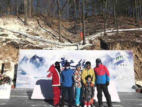 洛阳白云山滑雪场正式启动白云山冰雪节精彩缤纷（组图）