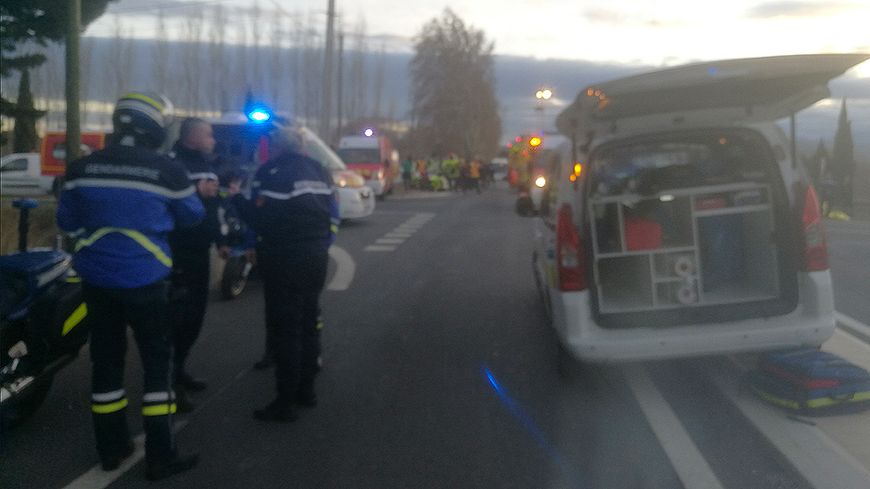 法国南部一校车与货车相撞 已致3人死亡