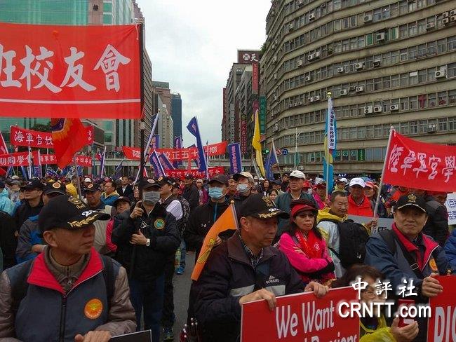 台湾“八百壮士”再上街头抗议 怒斥蔡当局无耻